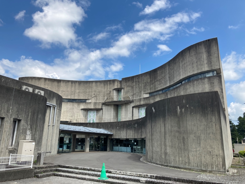 今市図書館の概観。上から見ると、四角を一辺を円弧でくりぬいたような構造をしている